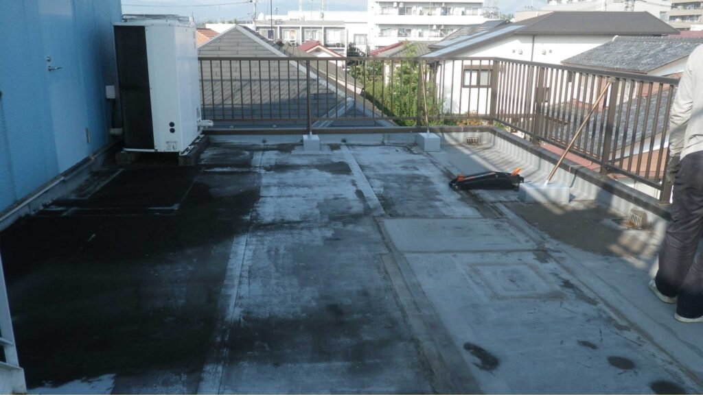 アパート屋根の防水工事の様子